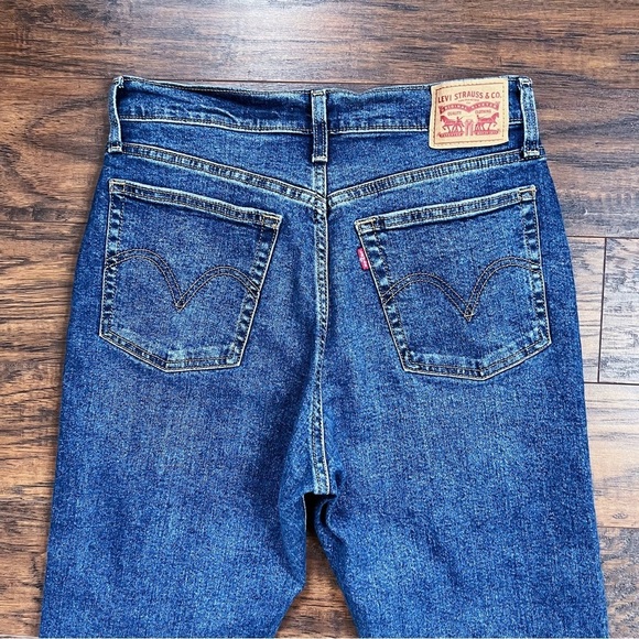 Levi’s • Wedgie Straight jeans distressed medium wash frayed hem ripped knee - Picture 10 of 11
